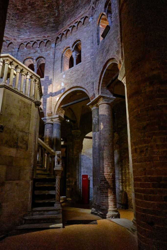 Internal view of Santo Sepolcro